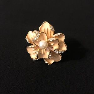 Gold ring with pearl